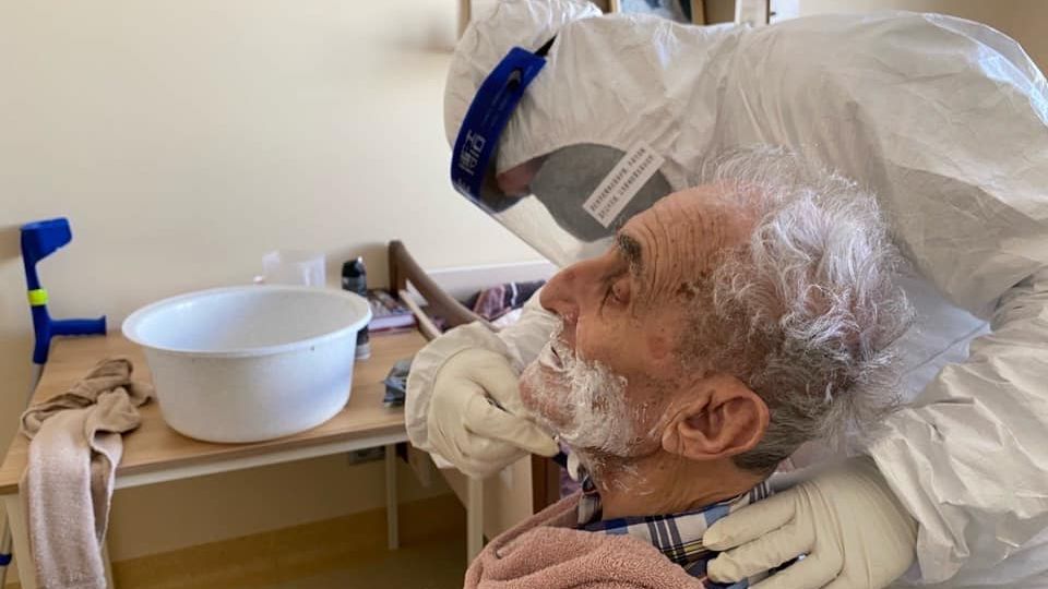Fotky: Vojáci nastoupili do Alzheimercentra, kde je přes 40 nakažených
